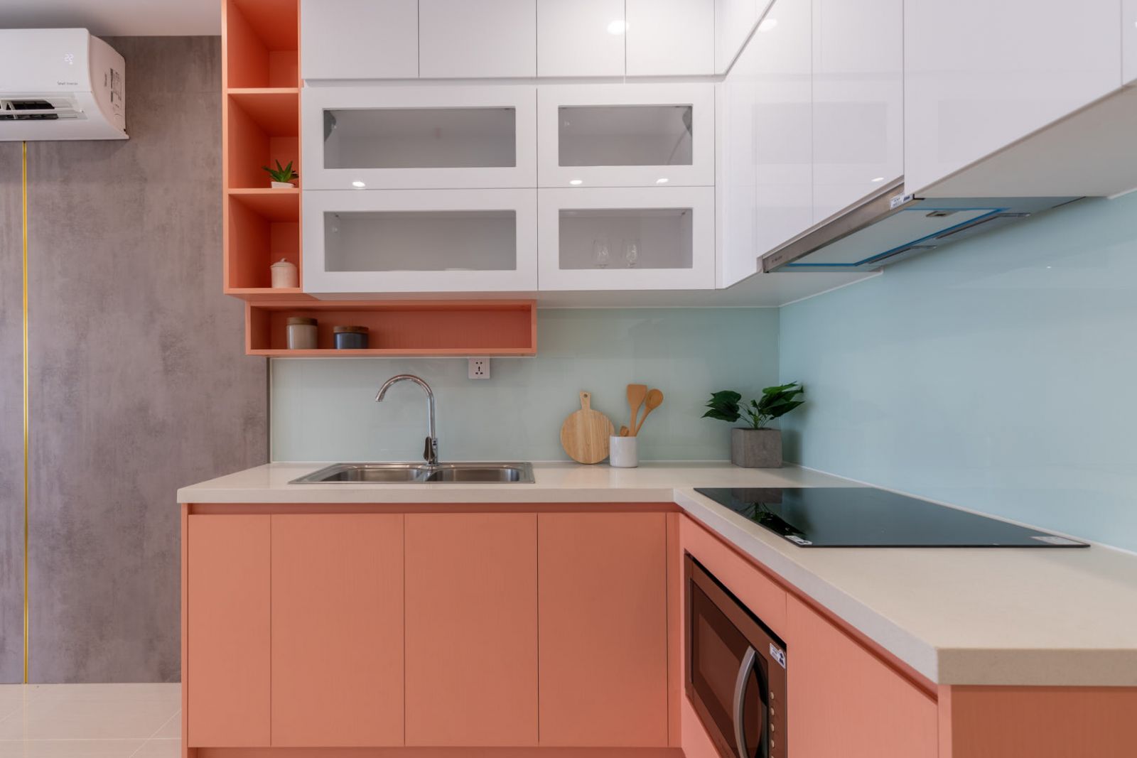 Thiết kế tủ bếp kịch trần để phòng bếp trở nên gọn gàng: